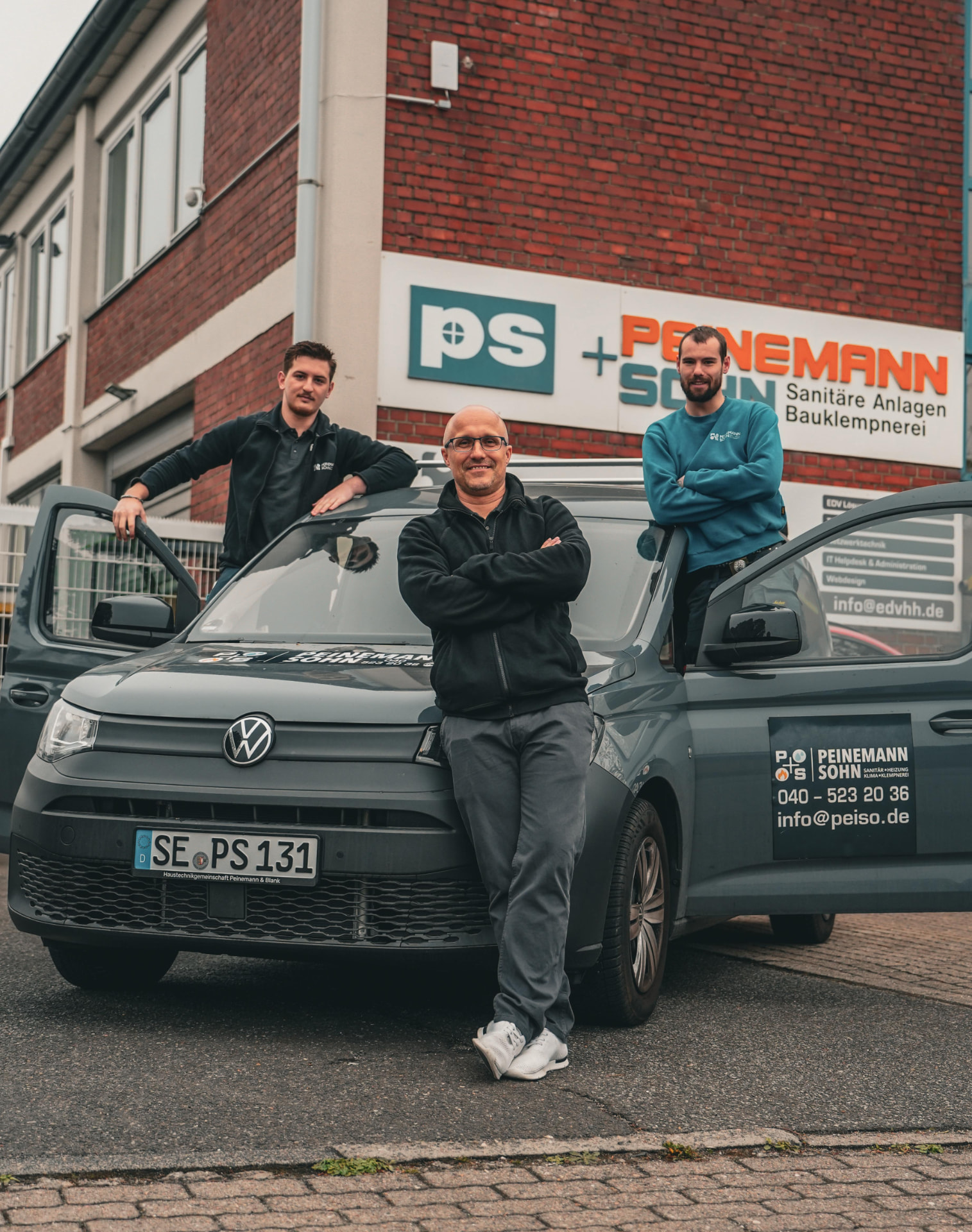 Team von Peinemann + Sohn vor dem Firmenwagen